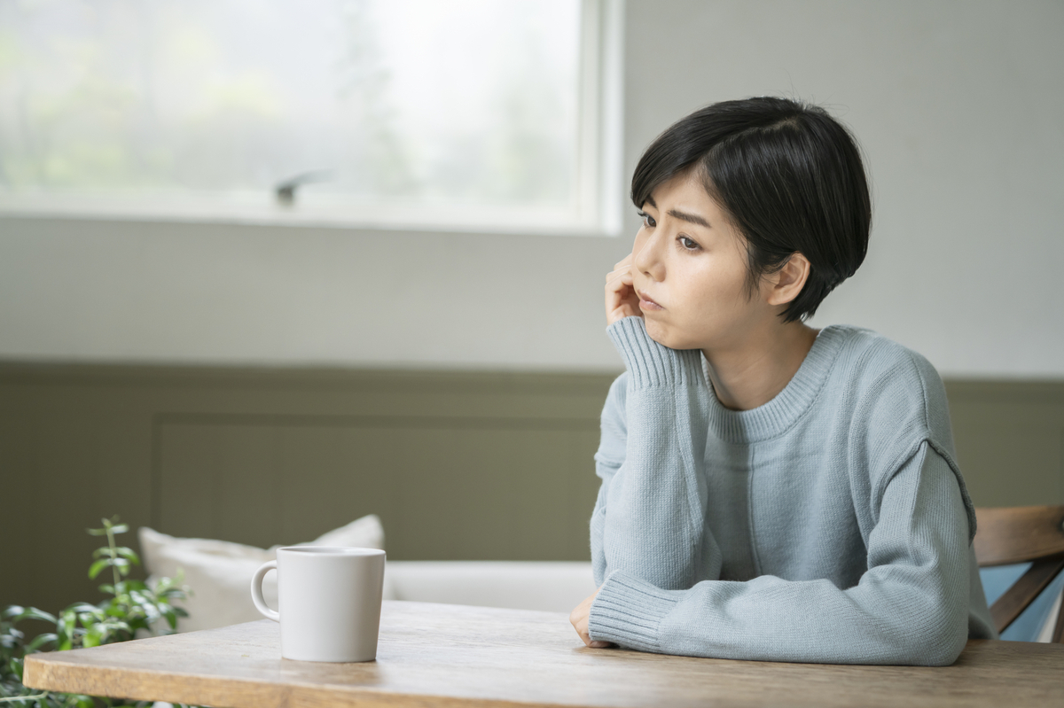 ひきこもり状態が続き、就職について悩む人物