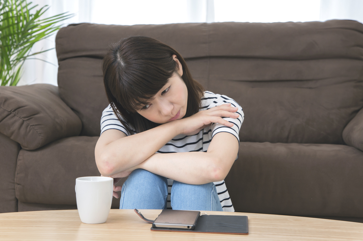 自宅で就職や社会復帰について考える人物
