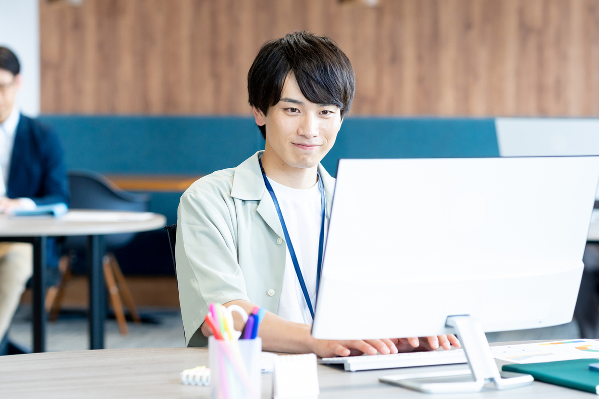 パソコンを使ったデスクワークのイメージ
