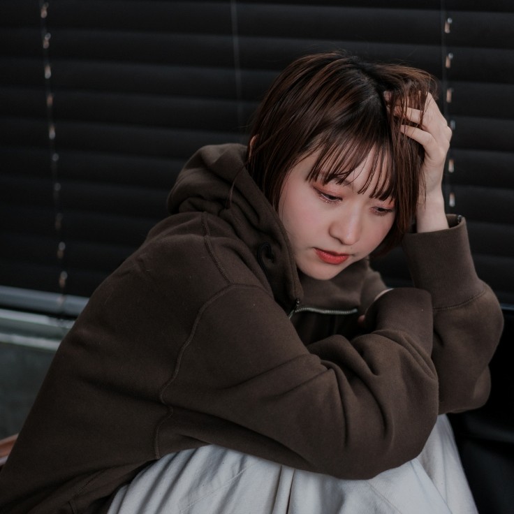 ひきこもり状態で悩みを抱える人物のイメージ