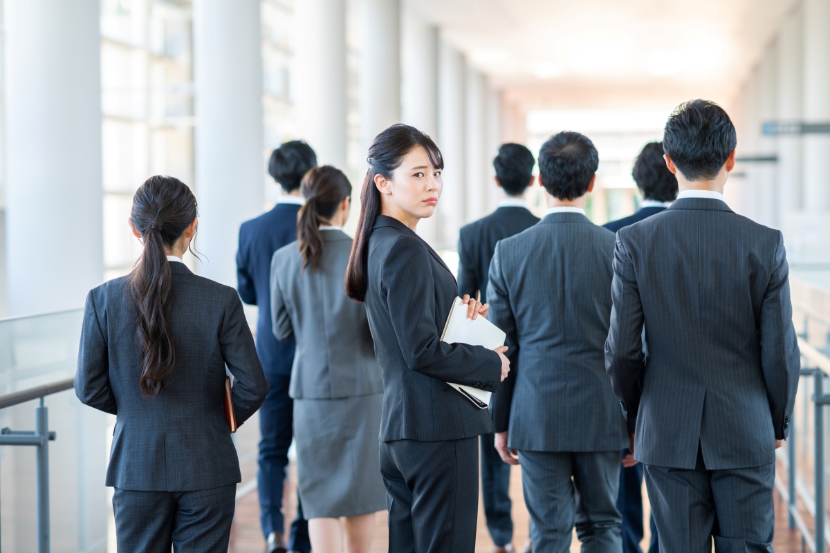集団の中で孤立感を抱えやすい状況のイメージ