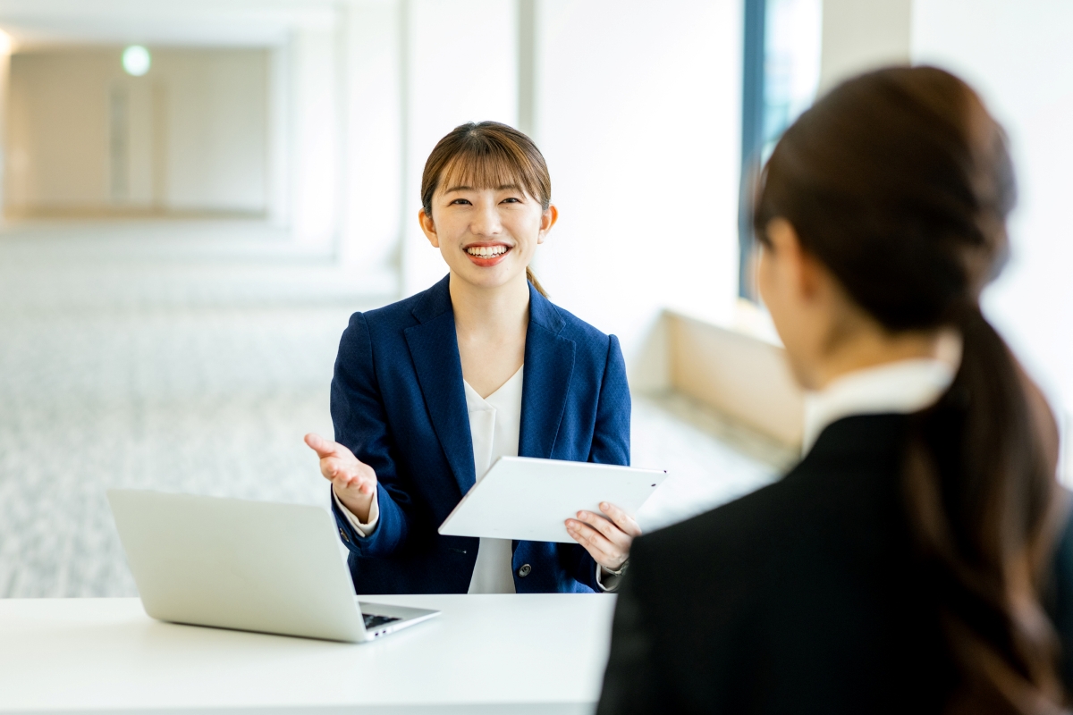 就労移行支援事業所で相談を受ける様子