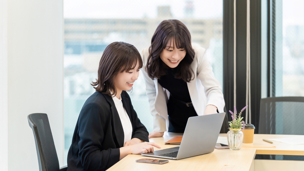パソコンを使いながら学習支援を受ける様子