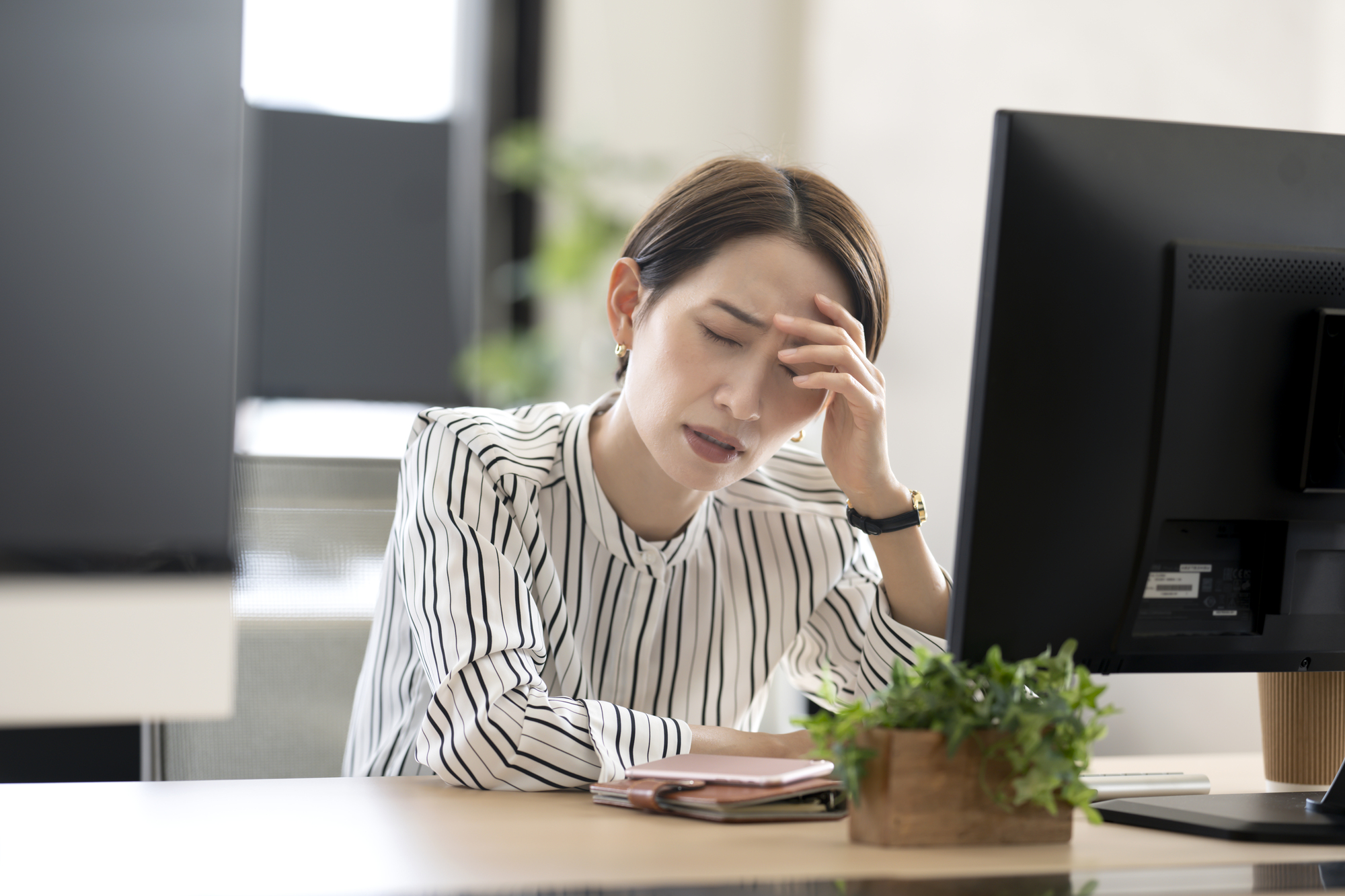 仕事の負担や体調不良に悩む会社員のイメージ