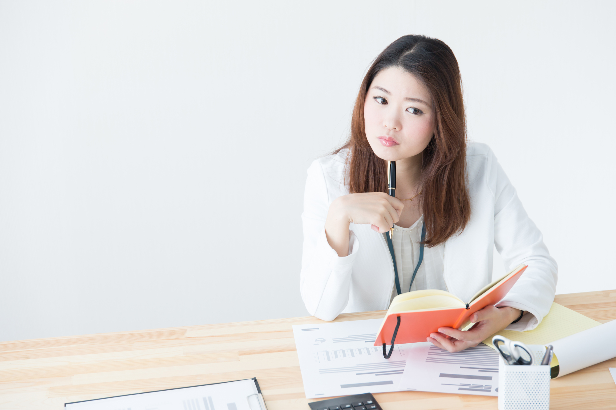 仕事上の困りごとについて考える大人のイメージ
