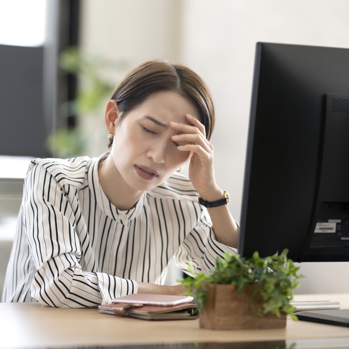 仕事の負担や体調不良に悩む会社員のイメージ